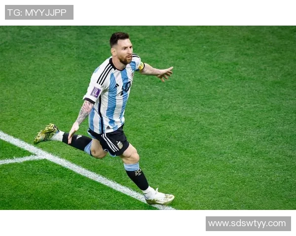 历史足球传奇：从贝利到梅西世界级球星的光辉足迹与时代变迁